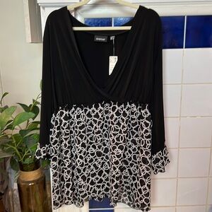 NWT Avenue Black and White Top - Size 26/28